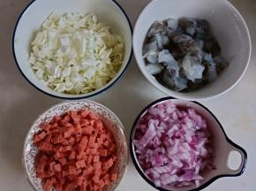 包菜、火腿肠、虾、洋葱切碎备用。