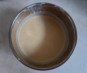 面糊的所有材料加在一起，搅匀后过筛，备用。