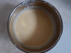 面糊的所有材料加在一起，搅匀后过筛，备用。