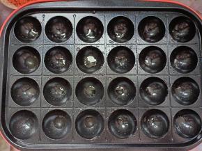 锅刷少许油烧热。