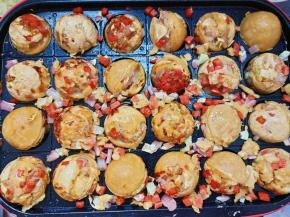 不时给每个小丸子翻面，煎至金黄即可。