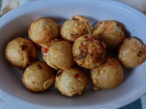 随自己口味添加番茄酱、沙拉酱、木鱼花或海苔即可。