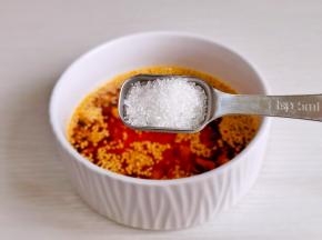 加入白糖搅拌均匀。