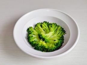 西兰花摆入盘中。