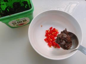 碗里放入泡椒，加入六月香豆瓣酱