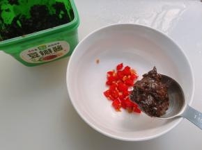 碗里放入泡椒，加入六月香豆瓣酱