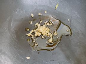 锅里加入植物油，放入蒜末爆香