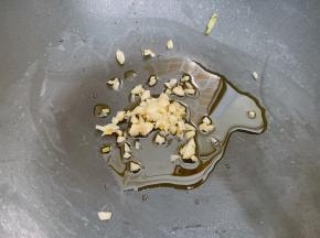 锅里加入植物油，放入蒜末爆香