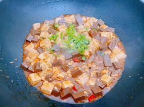 淋入水淀粉推匀，撒上香菜出锅