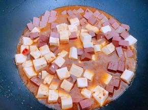 淋入大半碗清水，加入盐，白糖，蚝油调味，用铲子轻轻推动以免碎了不好看，盖上盖子焖8分钟