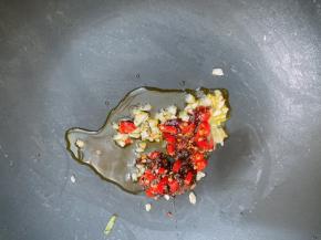 加入酱料和泡椒翻炒出香味