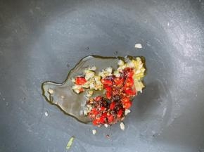 加入酱料和泡椒翻炒出香味