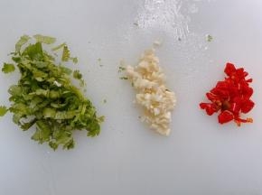 大蒜，香菜，泡椒切碎备用