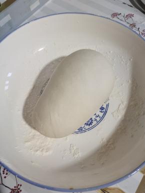 面粉中放入一勺盐，再放入适量的温水，揉成稍微硬一点，光滑的面团，醒面半个小时！