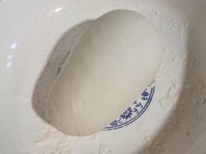 面粉中放入一勺盐，再放入适量的温水，揉成稍微硬一点，光滑的面团，醒面半个小时！