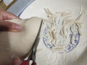 醒好的面团，用清洗干净的剪刀，剪成细条，呈柳叶状才好看，好熟！