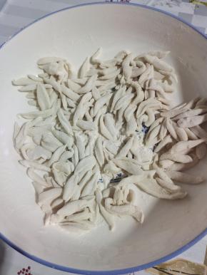 剪好的面沾上干面粉，把它抖散！互相之间不粘连！