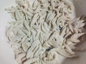 剪好的面沾上干面粉，把它抖散！互相之间不粘连！