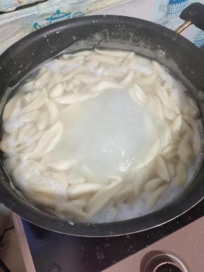 水烧开，放入剪好的面煮熟！