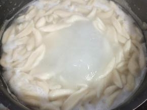 水烧开，放入剪好的面煮熟！