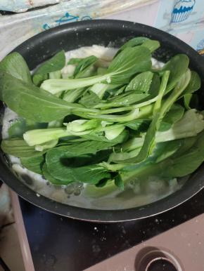 放入洗干净的小青菜烫30秒左右！
