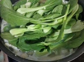 放入洗干净的小青菜烫30秒左右！