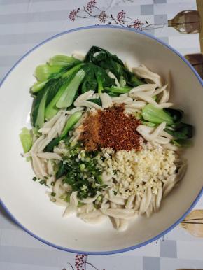 碗中放入蒜末，葱花，麻辣鲜，辣椒面，少许盐！