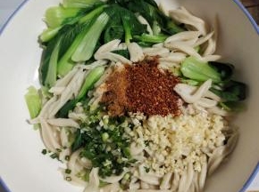 碗中放入蒜末，葱花，麻辣鲜，辣椒面，少许盐！