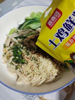 放入适量的生抽，香醋和适量的鸡精！