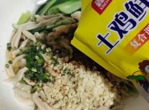 放入适量的生抽，香醋和适量的鸡精！