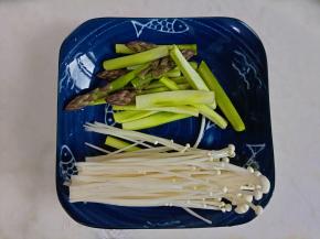 芦笋去皮切小段和金针菇一起洗净备用。