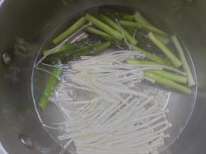 将芦笋和金针菇放入开水焯30秒捞出。