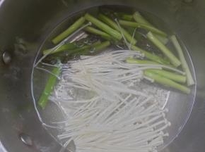 将芦笋和金针菇放入开水焯30秒捞出。