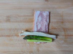 放上芦笋和金针菇。