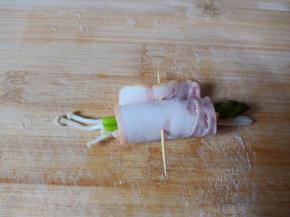 卷起来，用牙签固定。