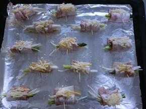 撒上少许黑胡椒碎，撒上马苏里拉芝士。
入预热好的烤箱200度烤10分钟即可。