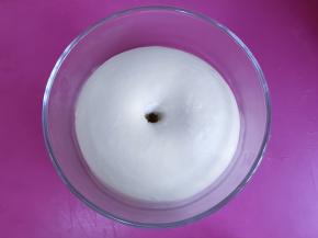 用手指沾面粉戳个洞不回缩不塌陷即可。