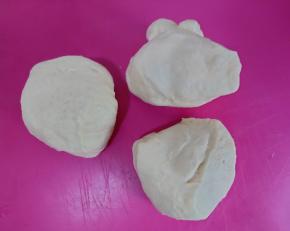 用手轻轻按压排气后，将面团分成三份。