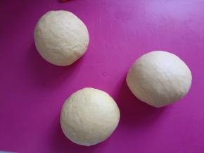 滚圆，盖保鲜膜松弛15分钟。