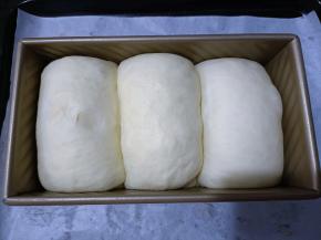 放入烤箱二次发酵。温度35度，放一碗温水在旁边保湿。发酵至八分满即可。