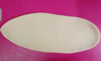 松弛好后擀长。