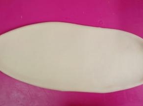 松弛好后擀长。
