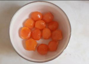 烧一锅开水，咸蛋黄上锅蒸20分钟。