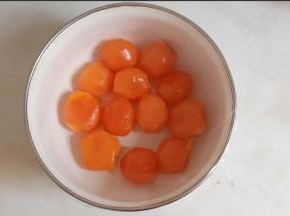 烧一锅开水，咸蛋黄上锅蒸20分钟。
