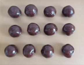 豆沙分20克一份，盖保鲜膜备用。