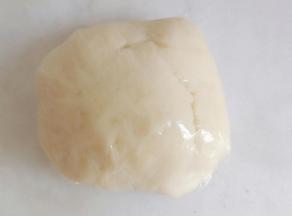 揉成光滑的面团，盖保鲜膜松弛二十分钟。