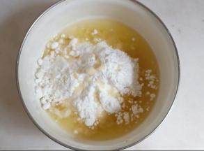 油酥材料混合。