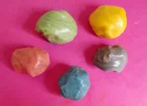 分成五份，加入五种不同色素。