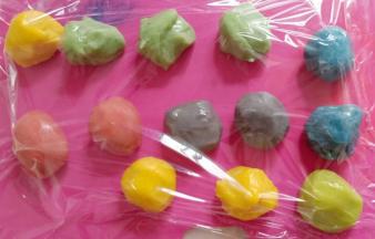 將油酥平均分成12份，注意盖保鲜膜。