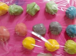 將油酥平均分成12份，注意盖保鲜膜。